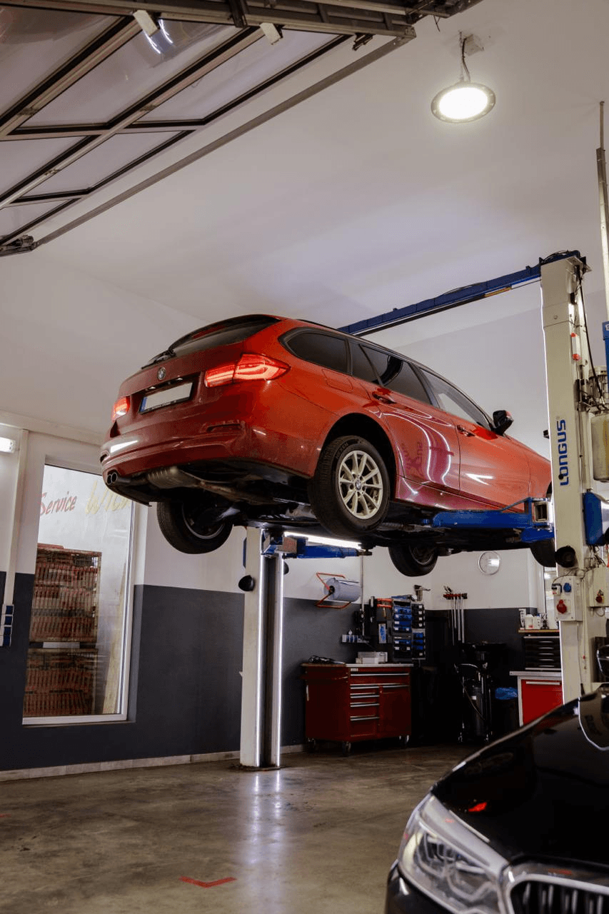 Service am Fahrzeug auf der Hebebühne