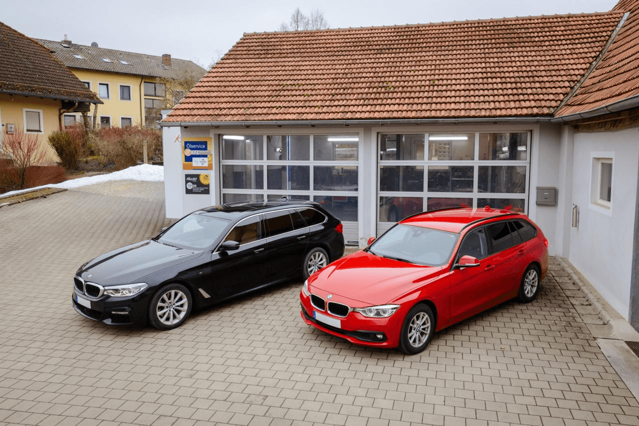 Fahrzeuge vor der Werkstatt